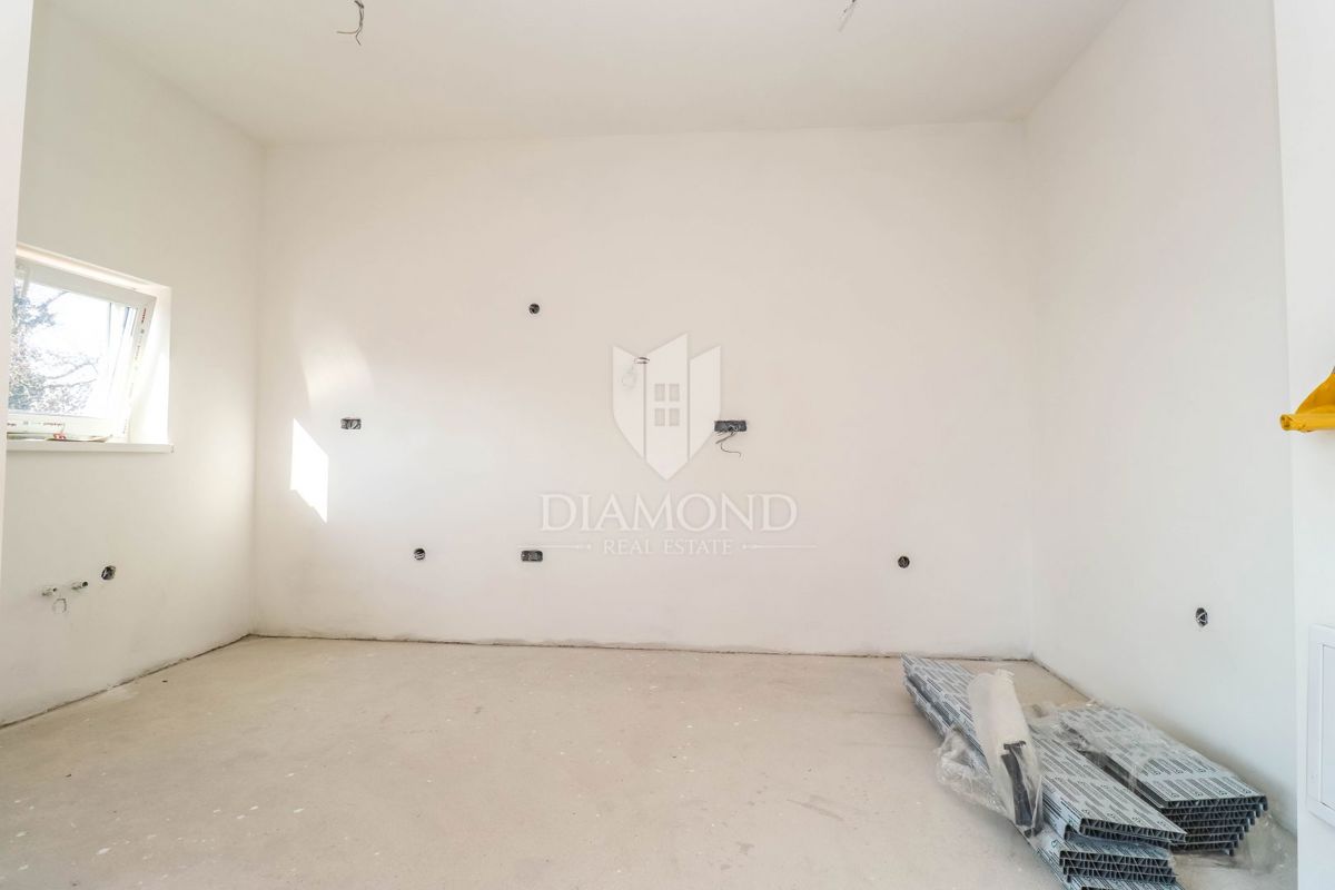 Ližnjan, dvonadstropno stanovanje z vrtom, 1 km od morja!