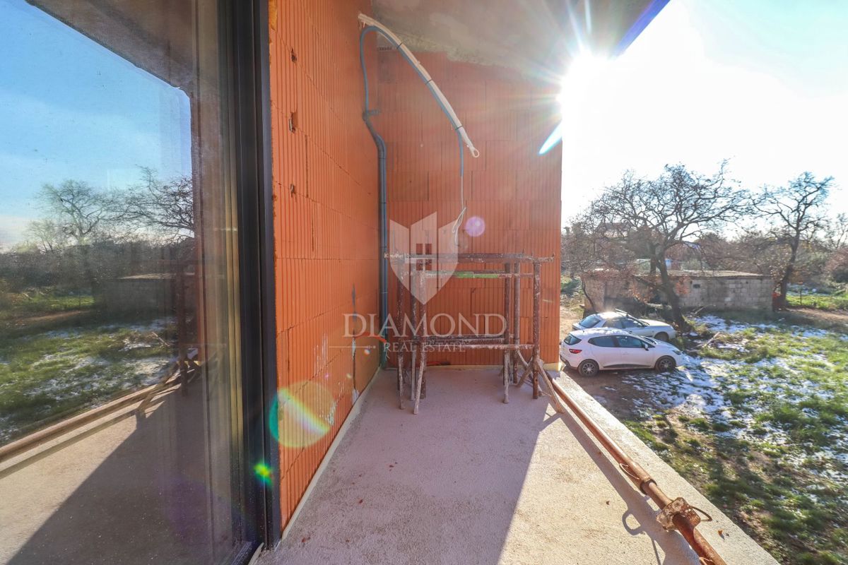 Ližnjan, dvonadstropno stanovanje z vrtom, 1 km od morja!