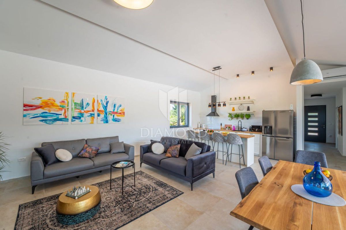 Nova hiša z bazenom, okolica Labina