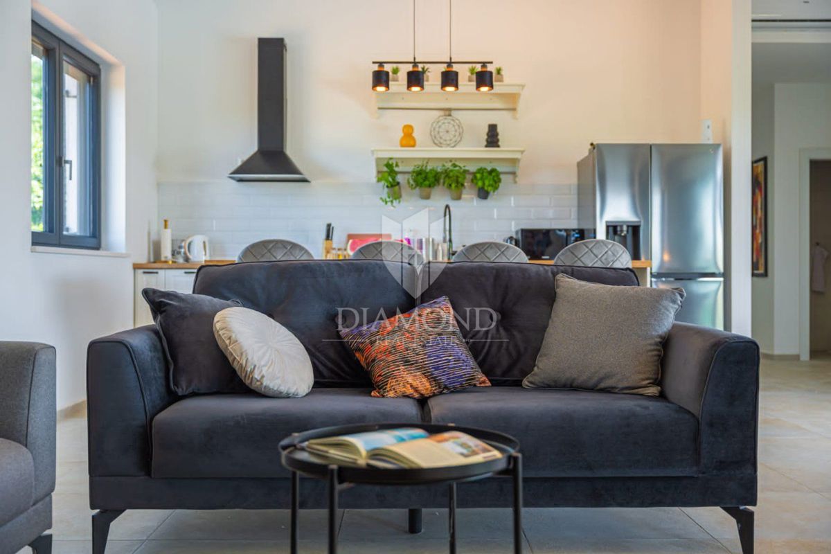 Nova hiša z bazenom, okolica Labina