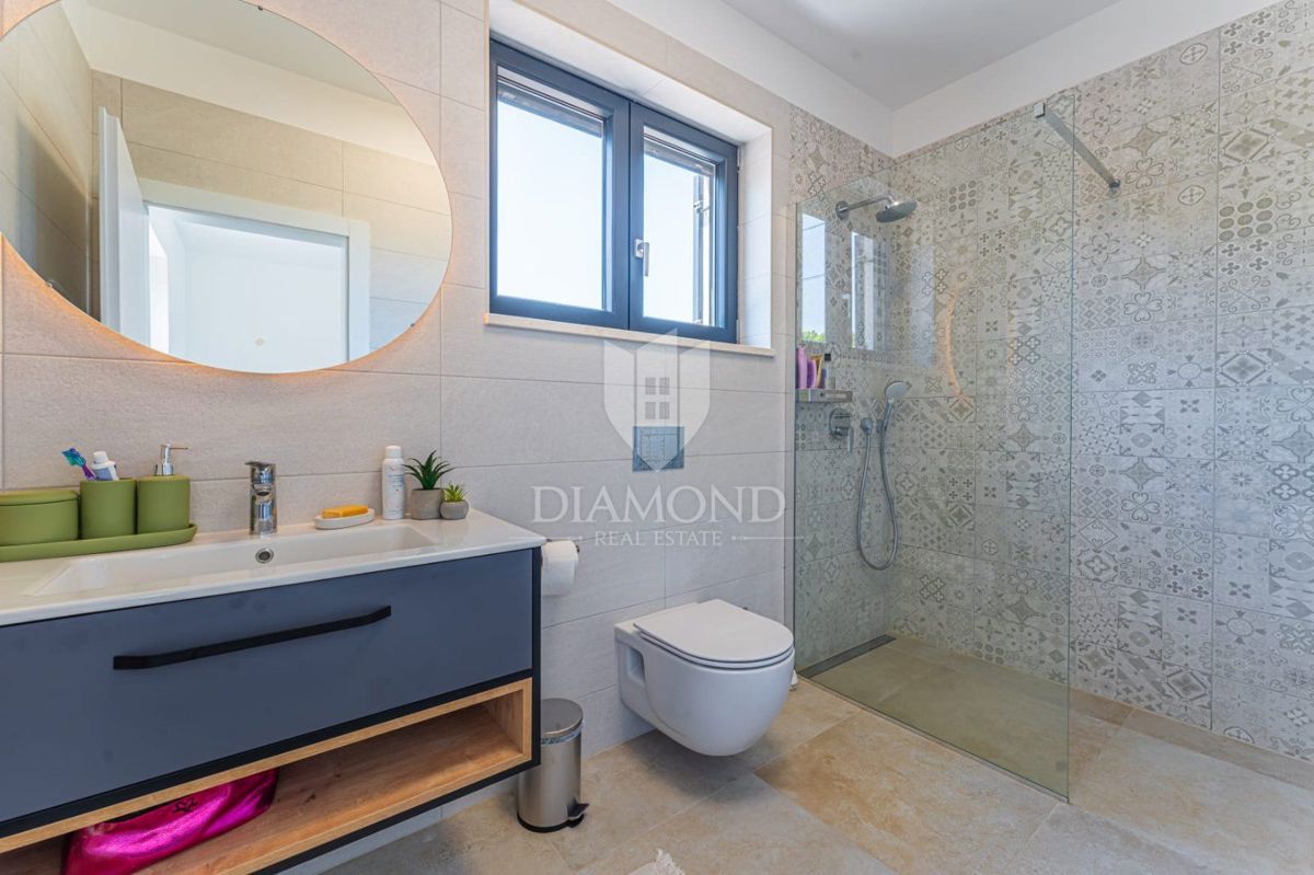 Nova hiša z bazenom, okolica Labina