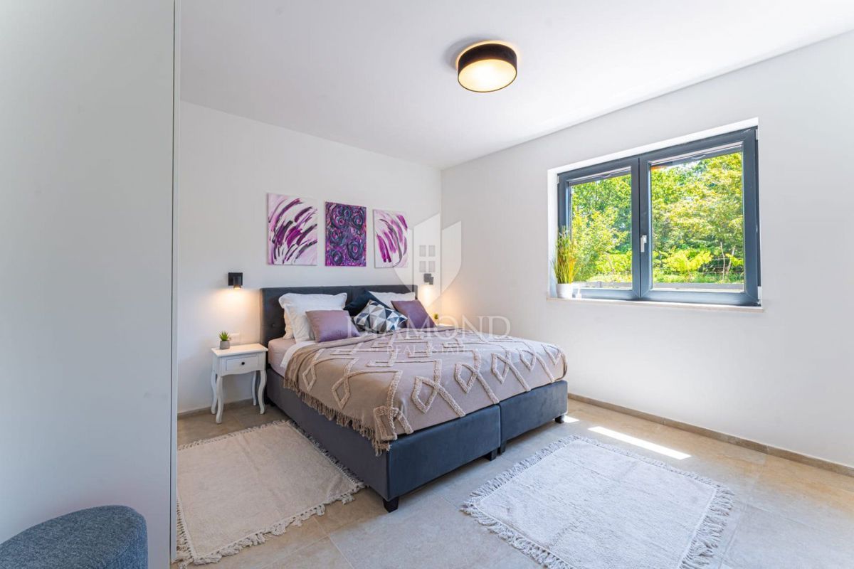 Nova hiša z bazenom, okolica Labina