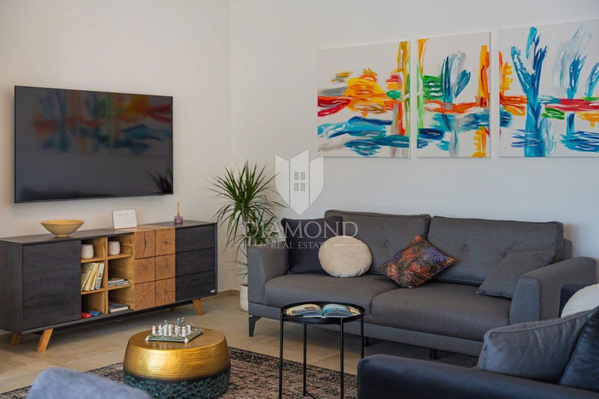 Nova hiša z bazenom, okolica Labina