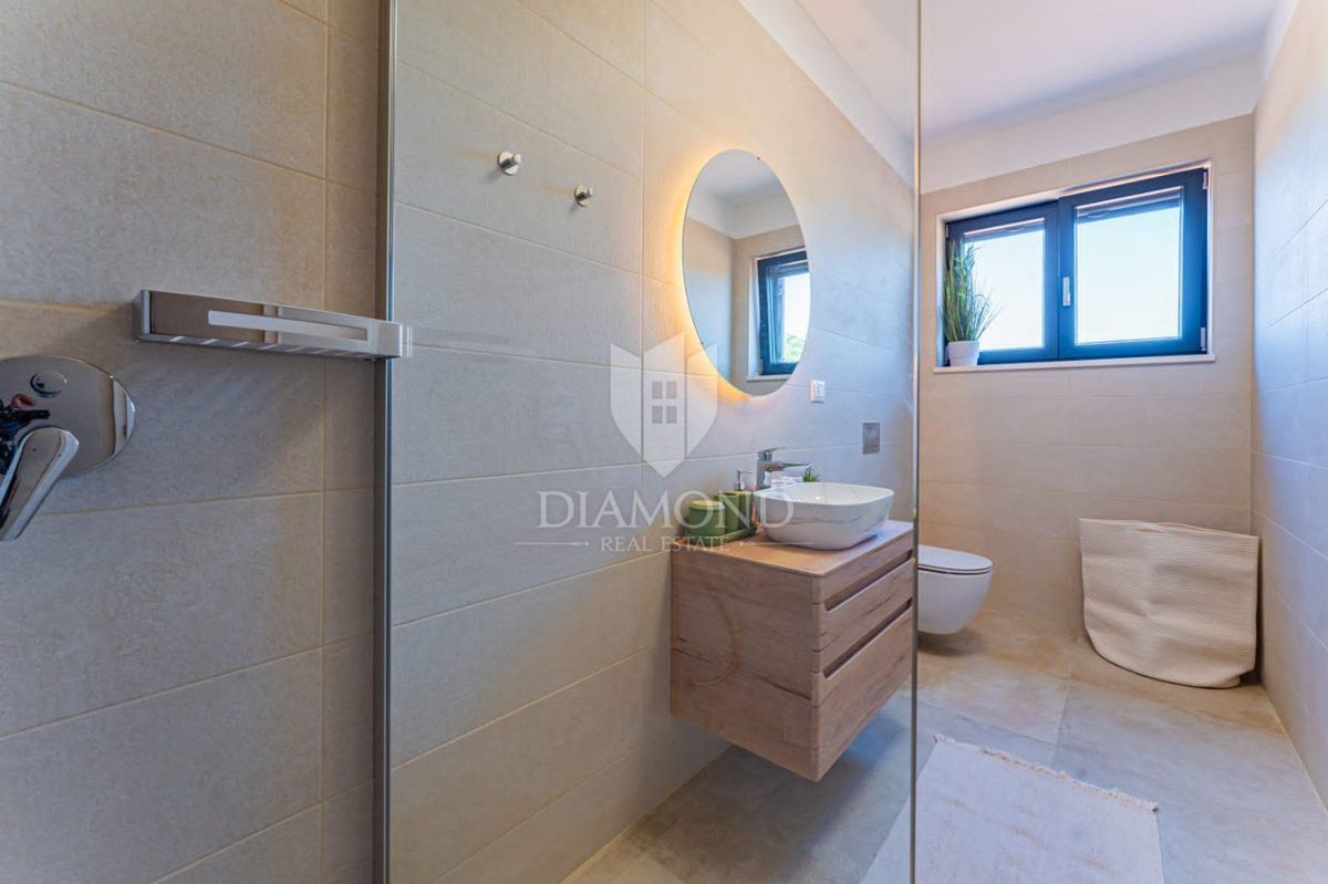 Nova hiša z bazenom, okolica Labina