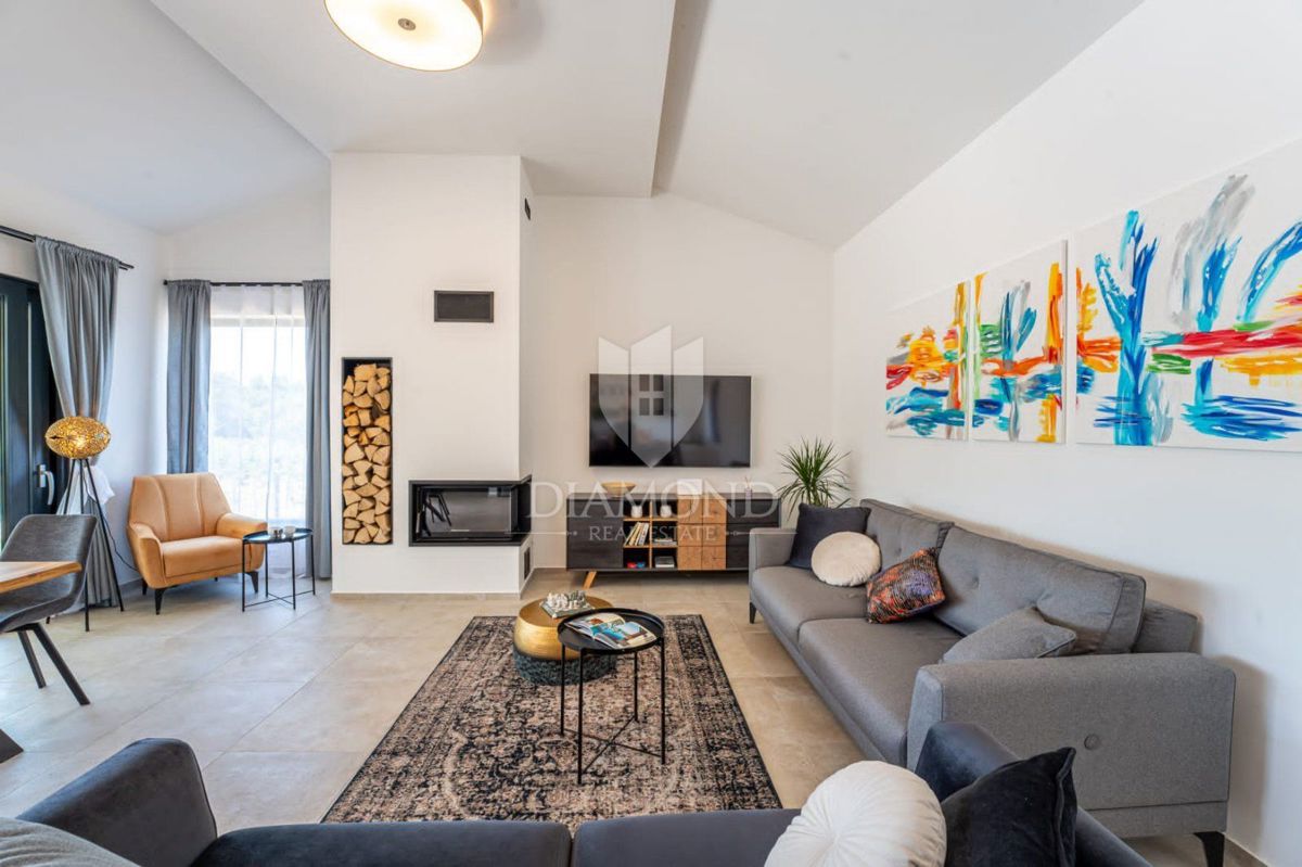 Nova hiša z bazenom, okolica Labina