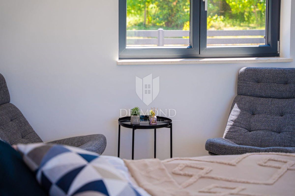 Nova hiša z bazenom, okolica Labina