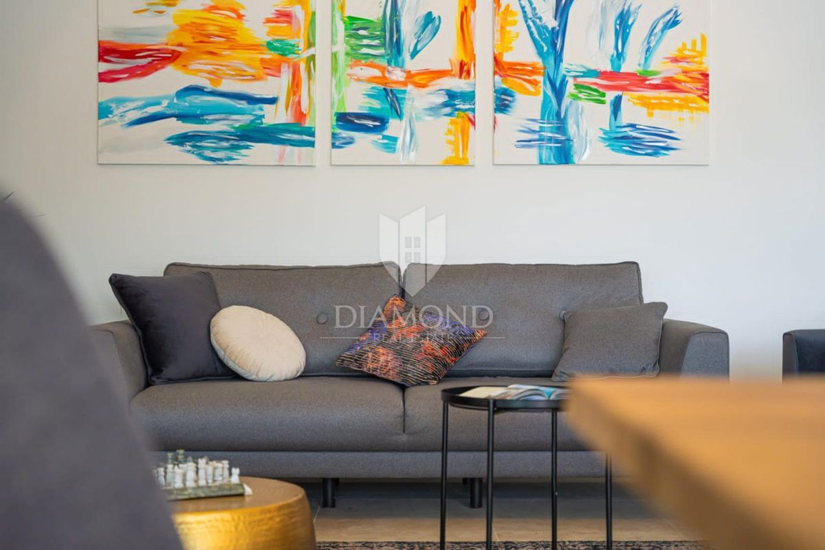 Nova hiša z bazenom, okolica Labina