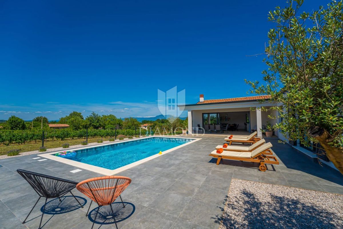 Nova hiša z bazenom, okolica Labina