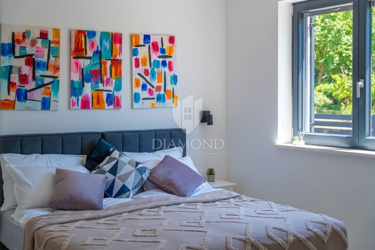 Nova hiša z bazenom, okolica Labina