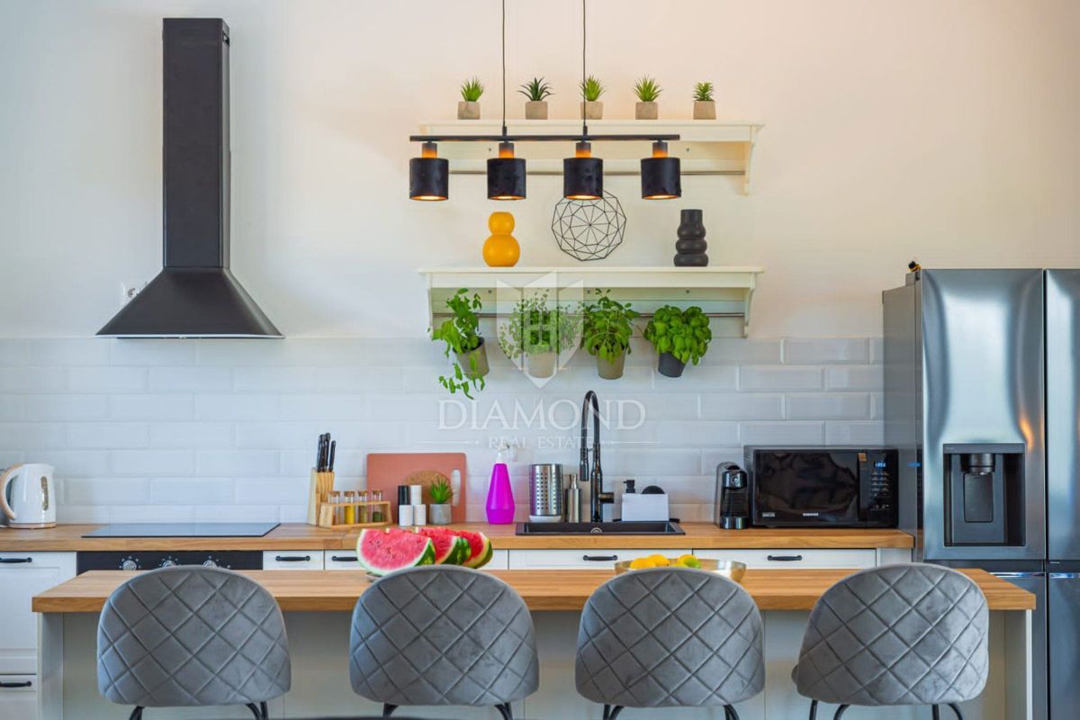 Nova hiša z bazenom, okolica Labina