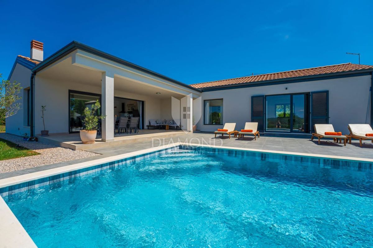 Nova hiša z bazenom, okolica Labina