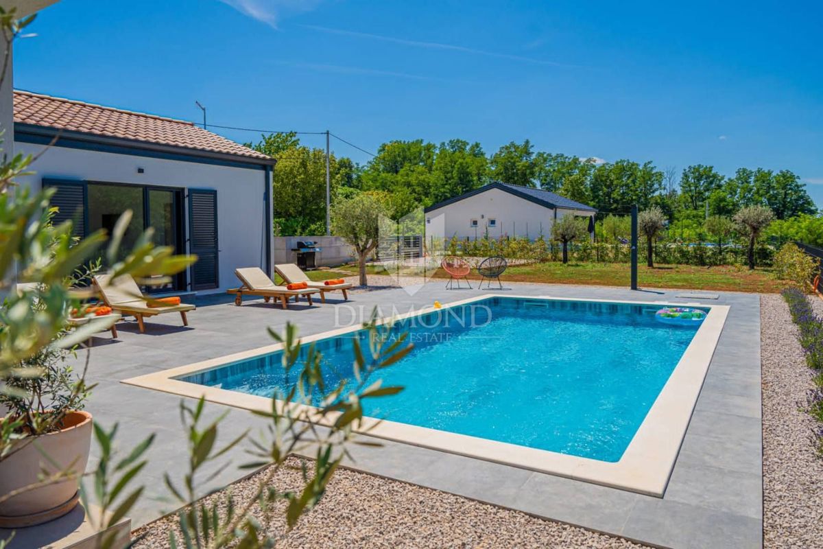 Nova hiša z bazenom, okolica Labina