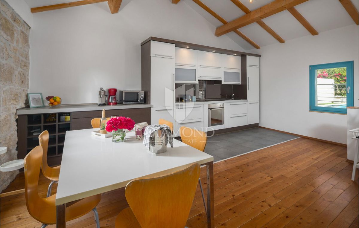 Buje, očarljiva hiša z bazenom v bližini Grožnjana!