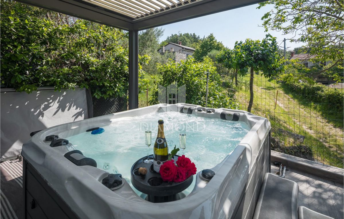 Buje, očarljiva hiša z bazenom v bližini Grožnjana!