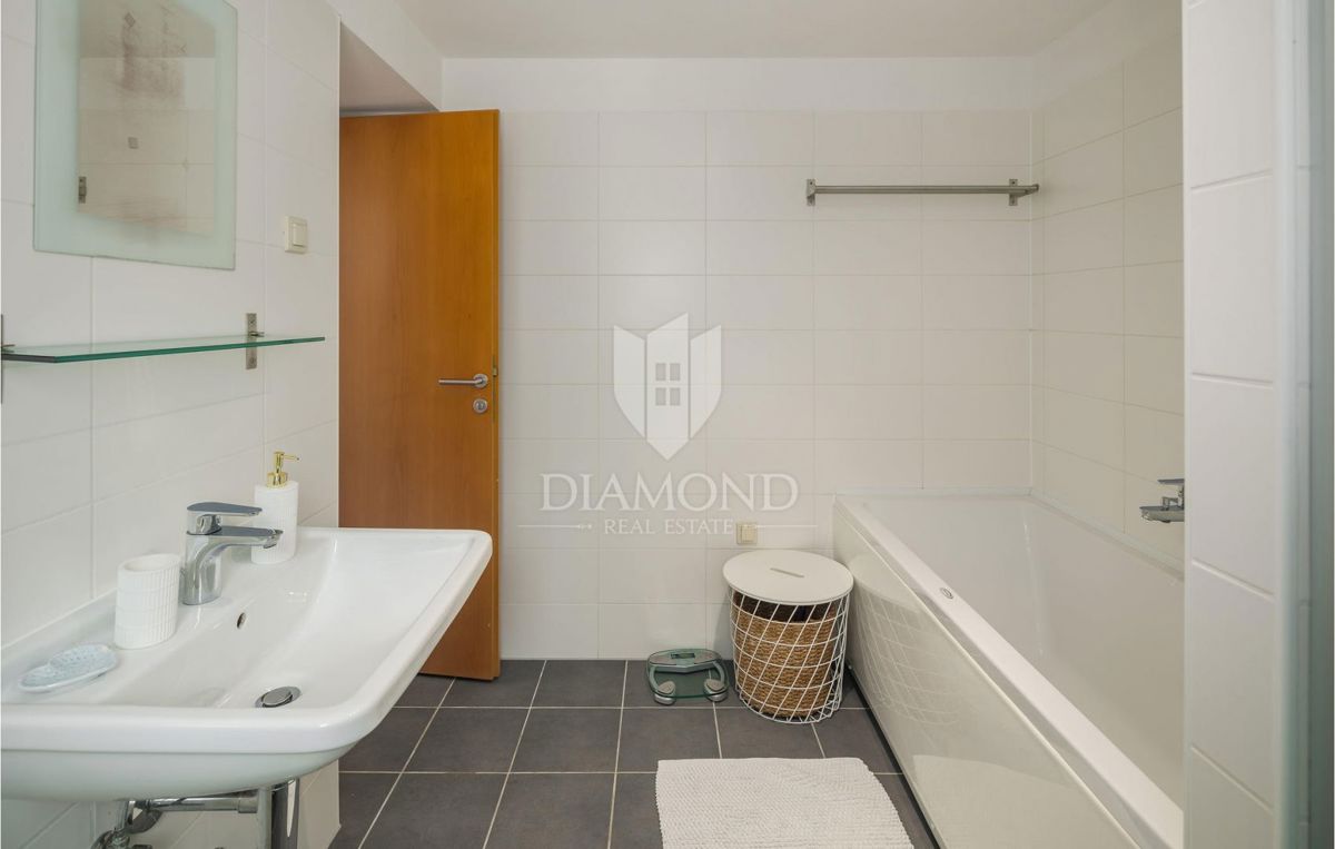 Buje, očarljiva hiša z bazenom v bližini Grožnjana!