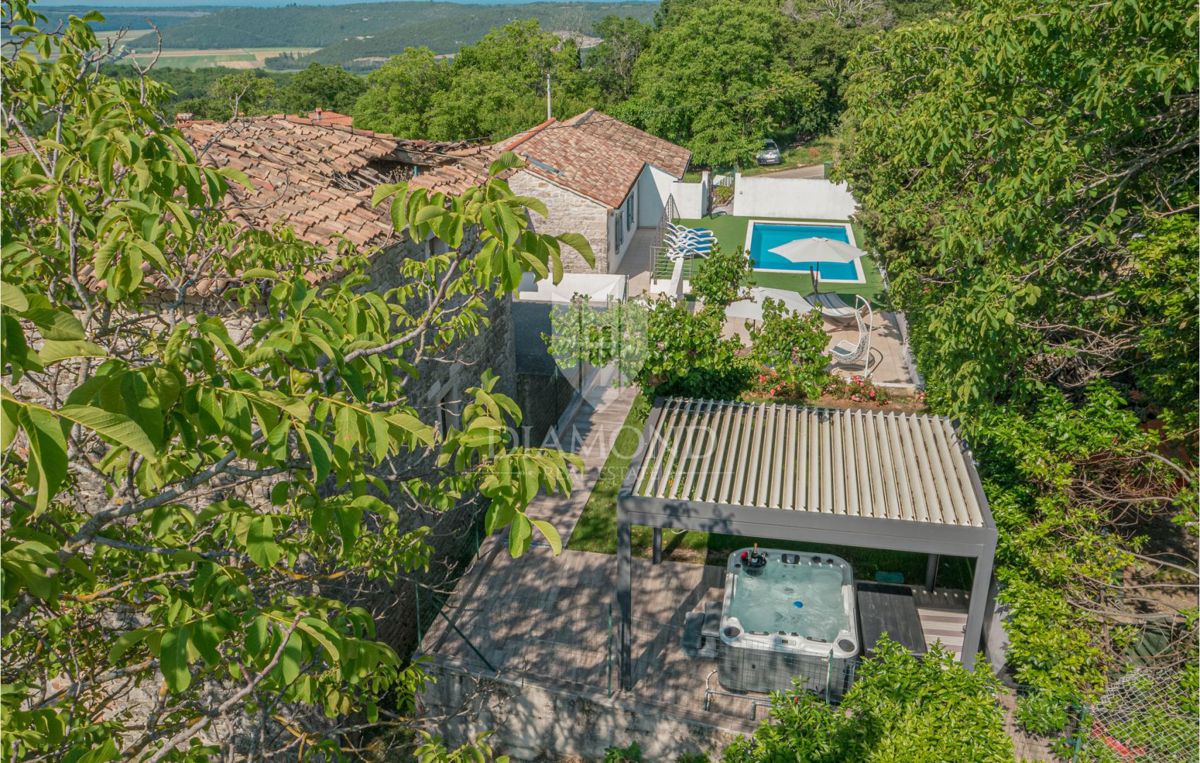 Buje, očarljiva hiša z bazenom v bližini Grožnjana!