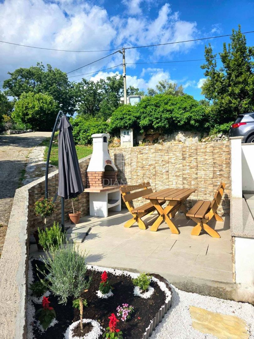 Brseč, polpritlična hiša, prenovljena