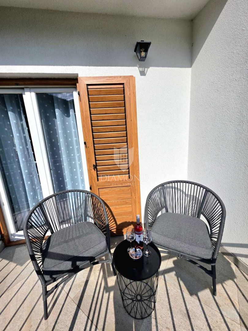 Brseč, polpritlična hiša, prenovljena