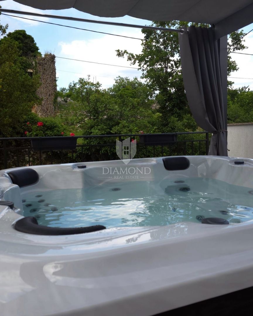 Brseč, polpritlična hiša, prenovljena