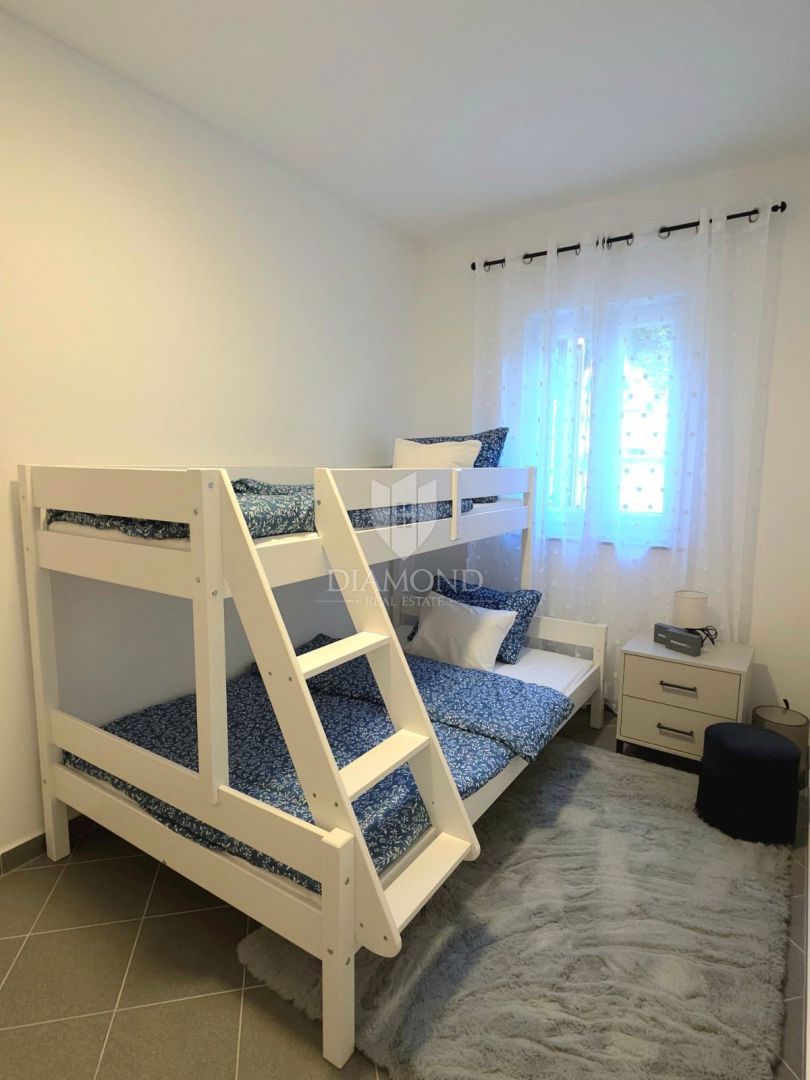 Brseč, polpritlična hiša, prenovljena