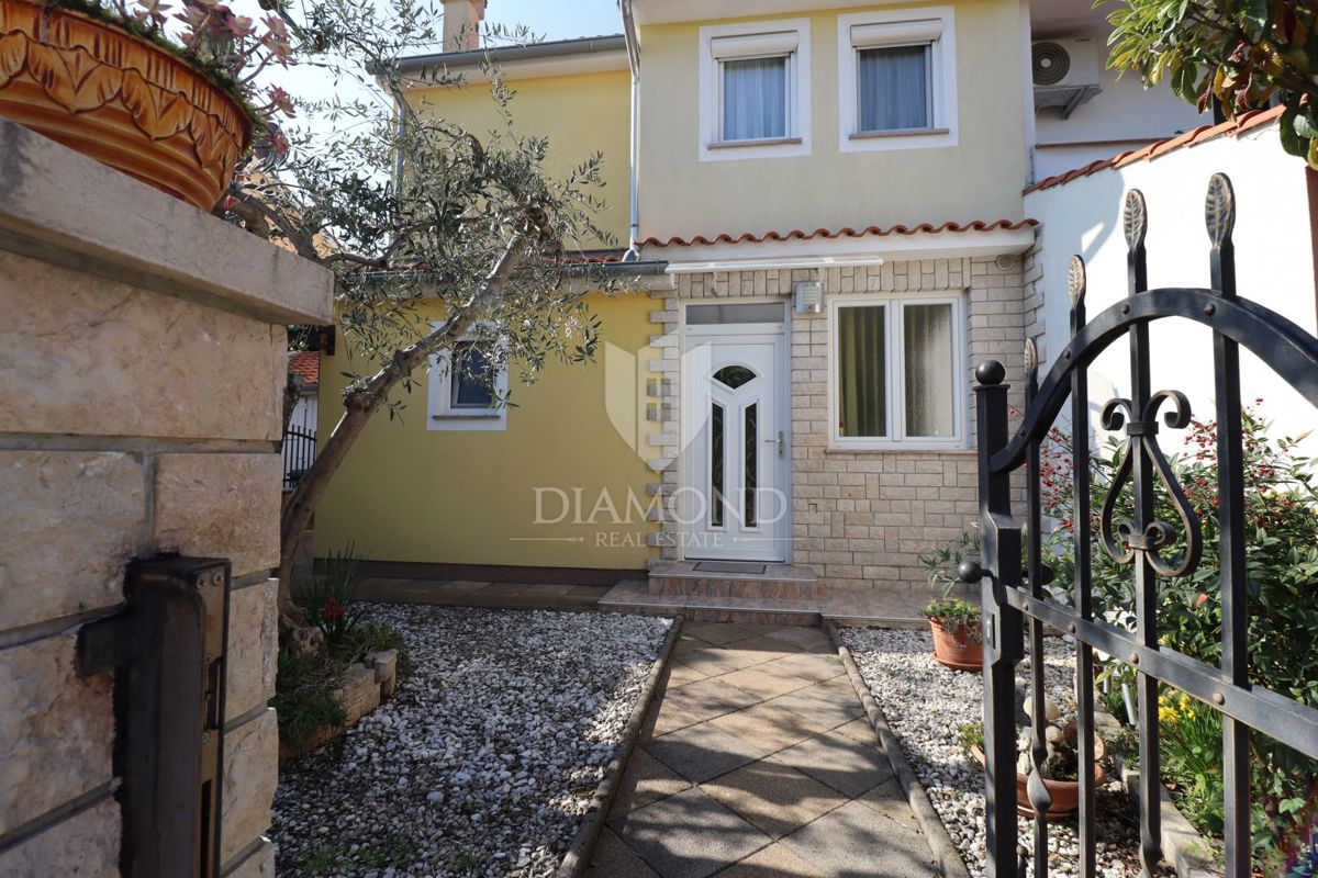 Poreč, družinska hiša v vrsti s stanovanjem in konobo