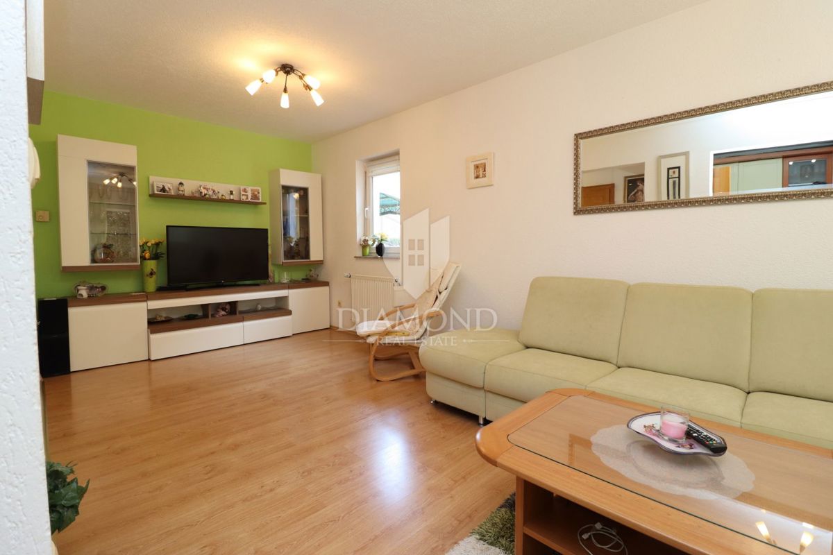 Poreč, družinska hiša v vrsti s stanovanjem in konobo