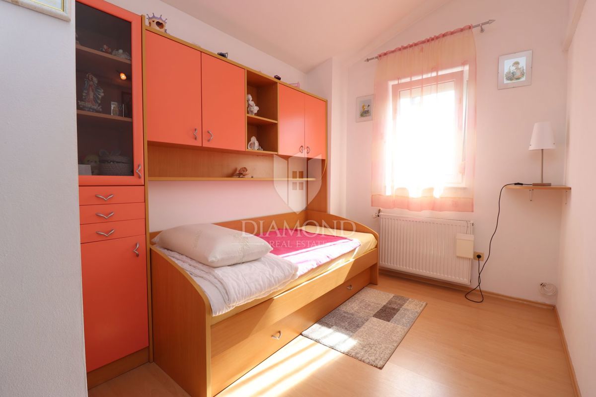 Poreč, družinska hiša v vrsti s stanovanjem in konobo