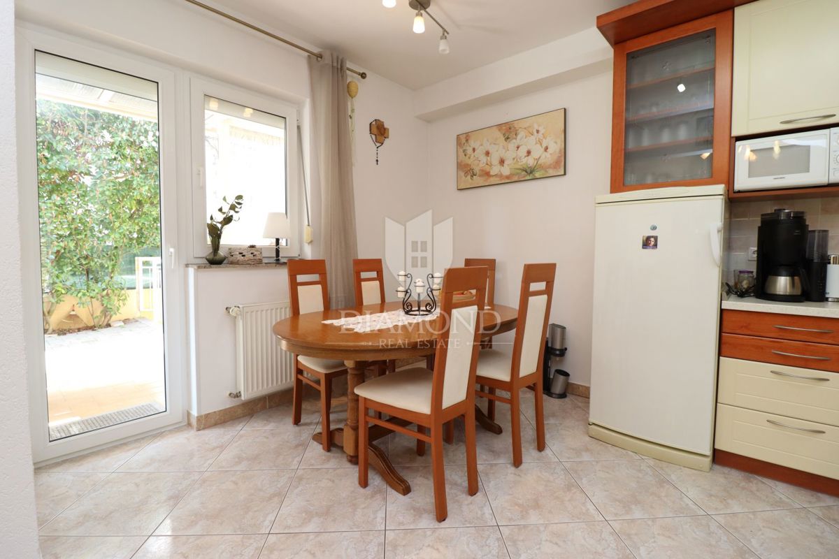 Poreč, družinska hiša v vrsti s stanovanjem in konobo