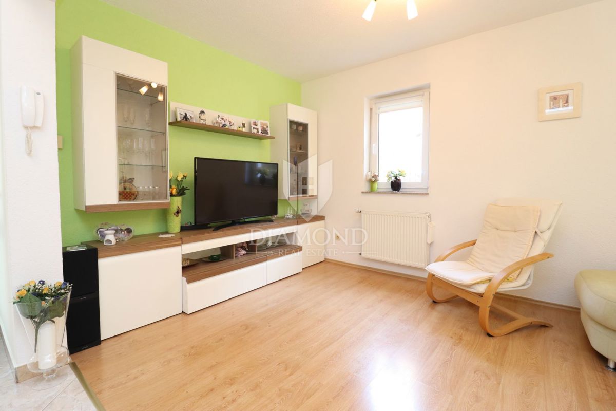 Poreč, družinska hiša v vrsti s stanovanjem in konobo