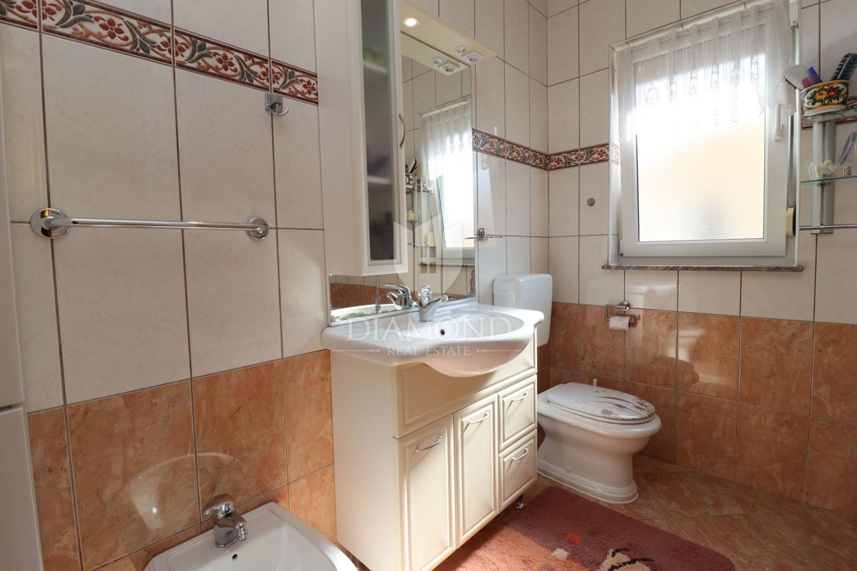 Poreč, družinska hiša v vrsti s stanovanjem in konobo