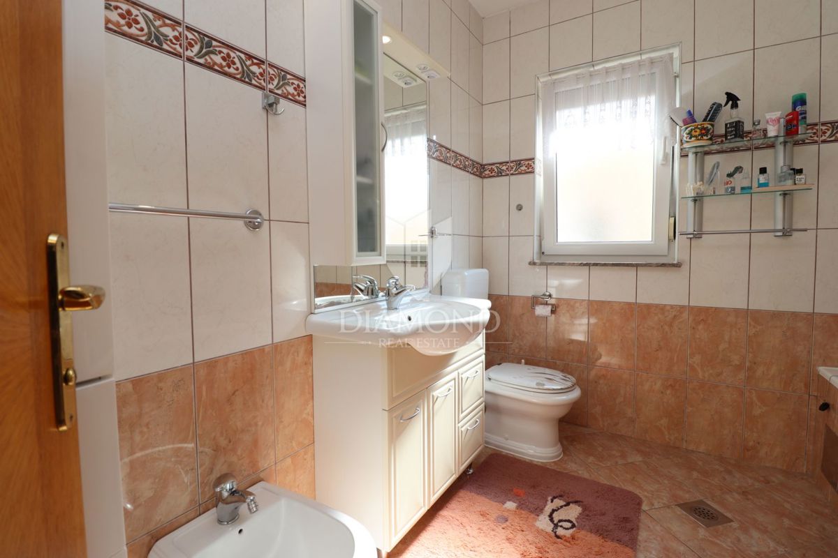 Poreč, družinska hiša v vrsti s stanovanjem in konobo