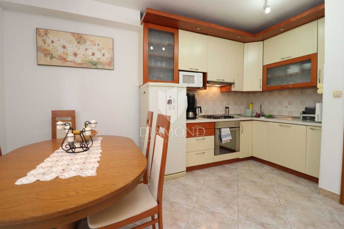 Poreč, družinska hiša v vrsti s stanovanjem in konobo