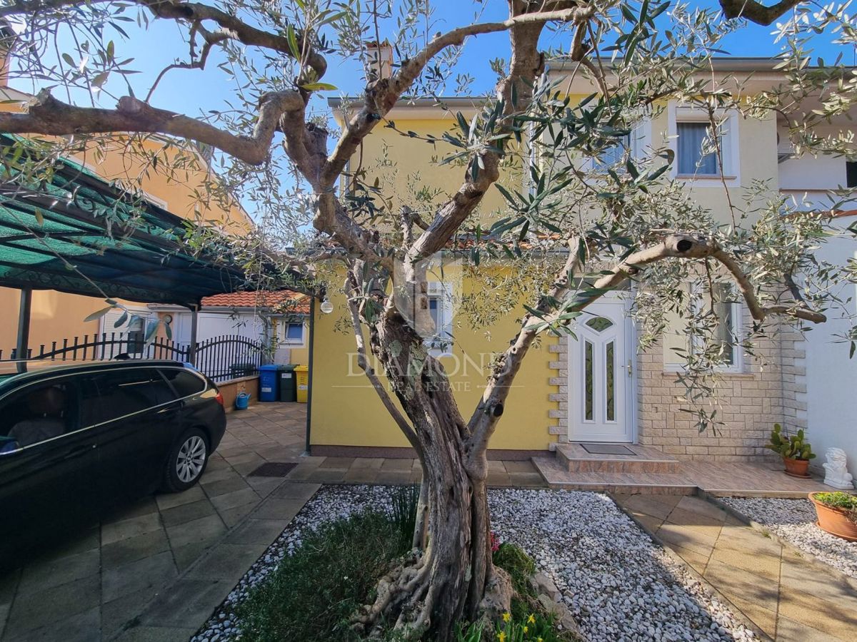 Poreč, družinska hiša v vrsti s stanovanjem in konobo