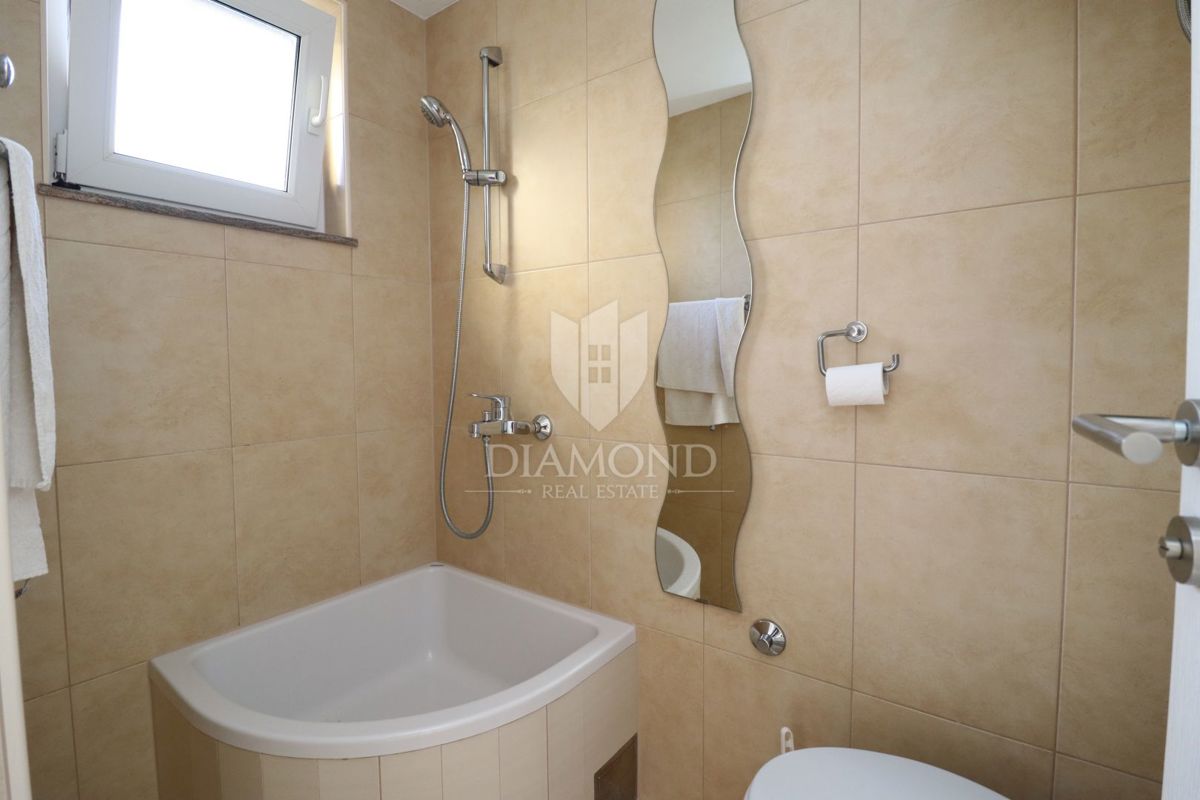 Poreč, družinska hiša v vrsti s stanovanjem in konobo