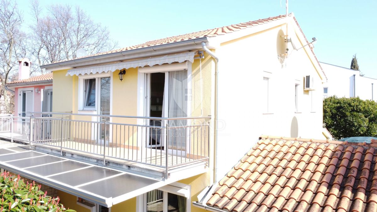 Poreč, družinska hiša v vrsti s stanovanjem in konobo