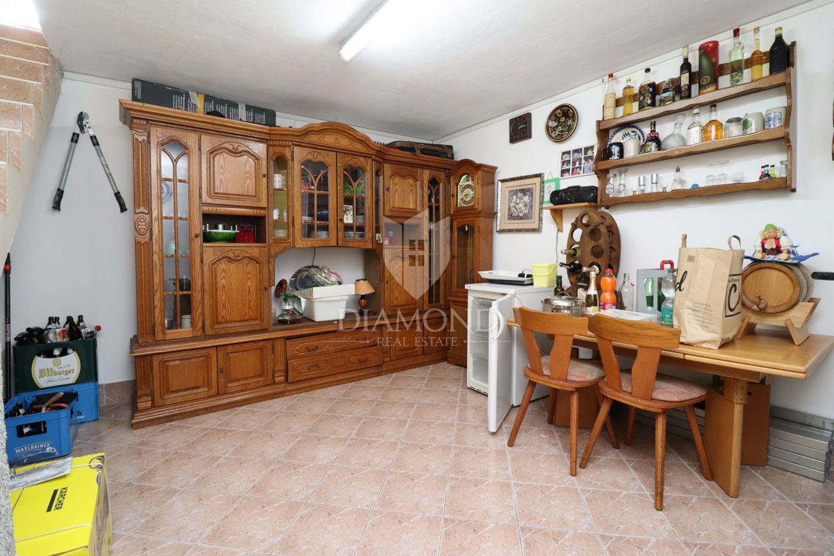 Poreč, družinska hiša v vrsti s stanovanjem in konobo