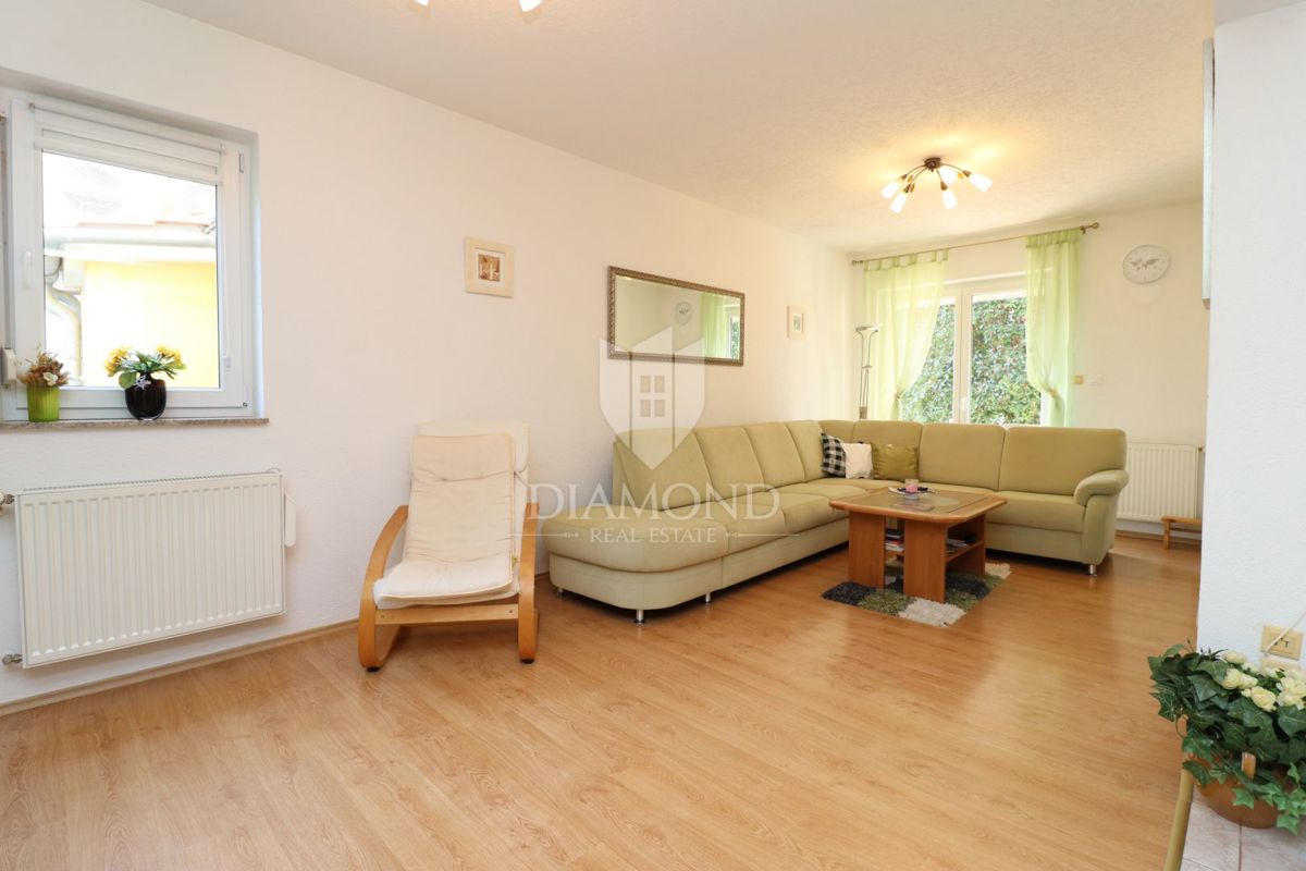 Poreč, družinska hiša v vrsti s stanovanjem in konobo