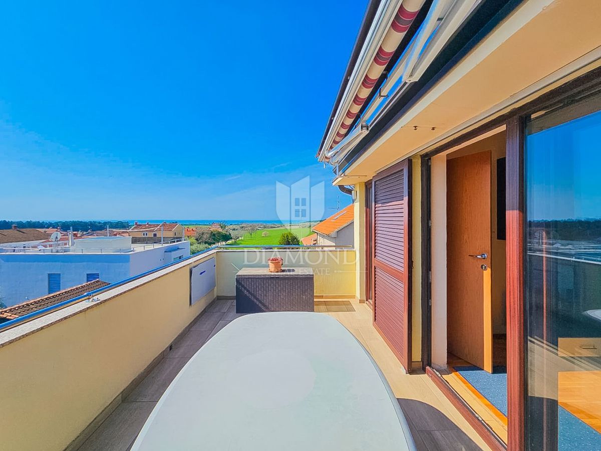 Novigrad, stanovanje s pogledom na morje 200 metrov od plaže!