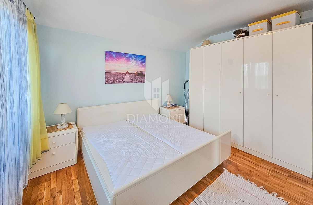 Novigrad, stanovanje s pogledom na morje 200 metrov od plaže!