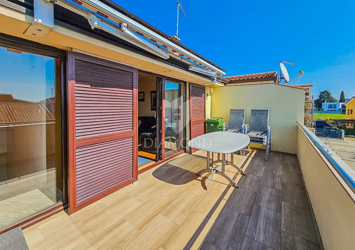 Novigrad, stanovanje s pogledom na morje 200 metrov od plaže!