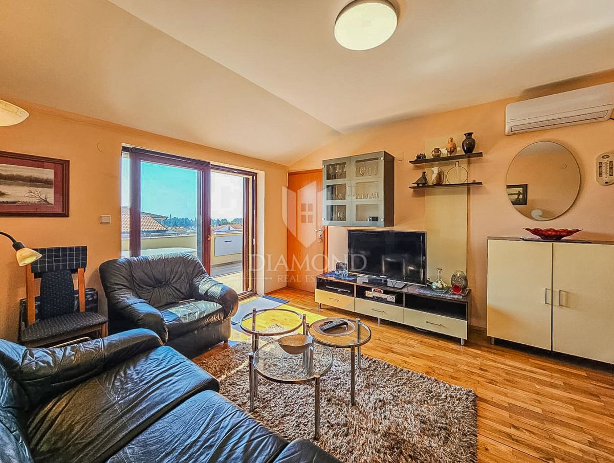 Novigrad, stanovanje s pogledom na morje 200 metrov od plaže!