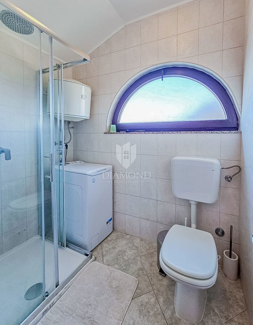 Novigrad, stanovanje s pogledom na morje 200 metrov od plaže!