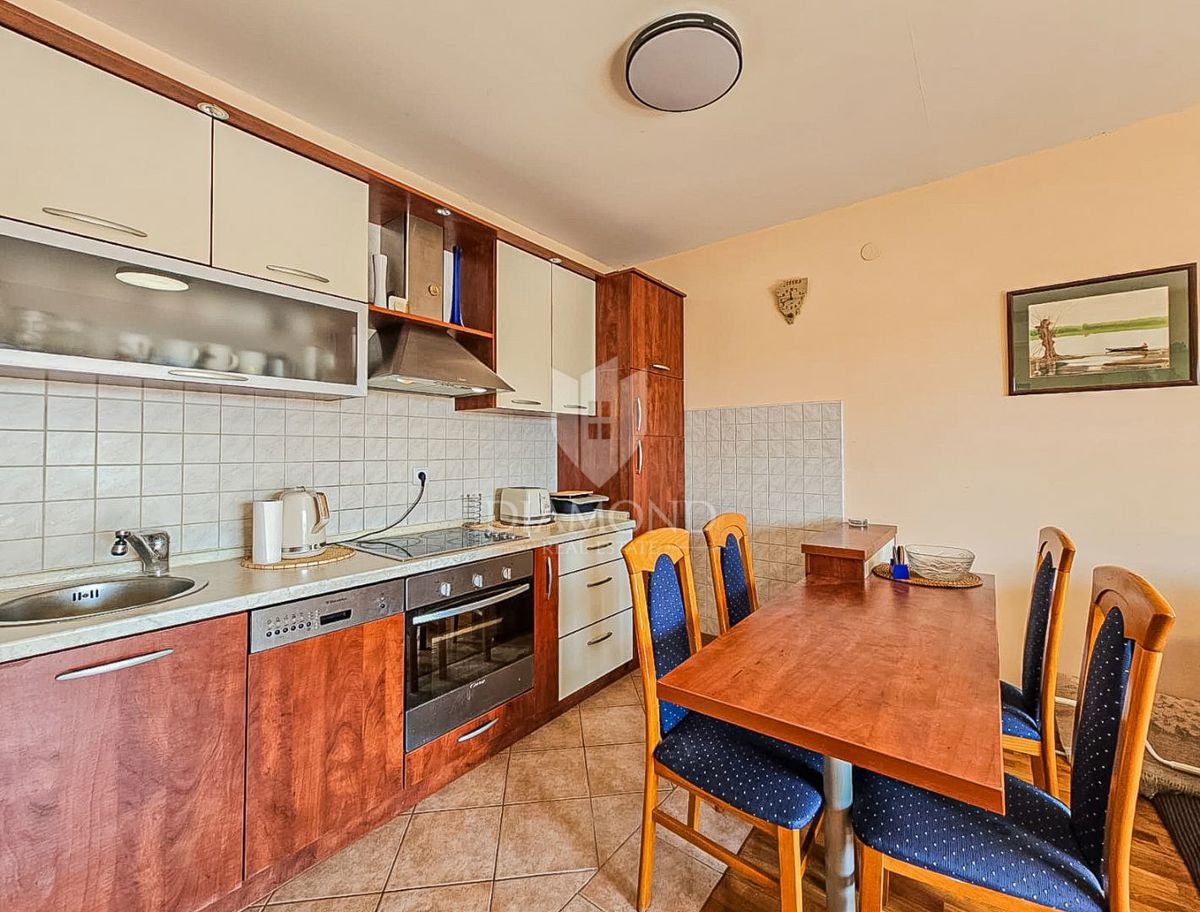 Novigrad, stanovanje s pogledom na morje 200 metrov od plaže!