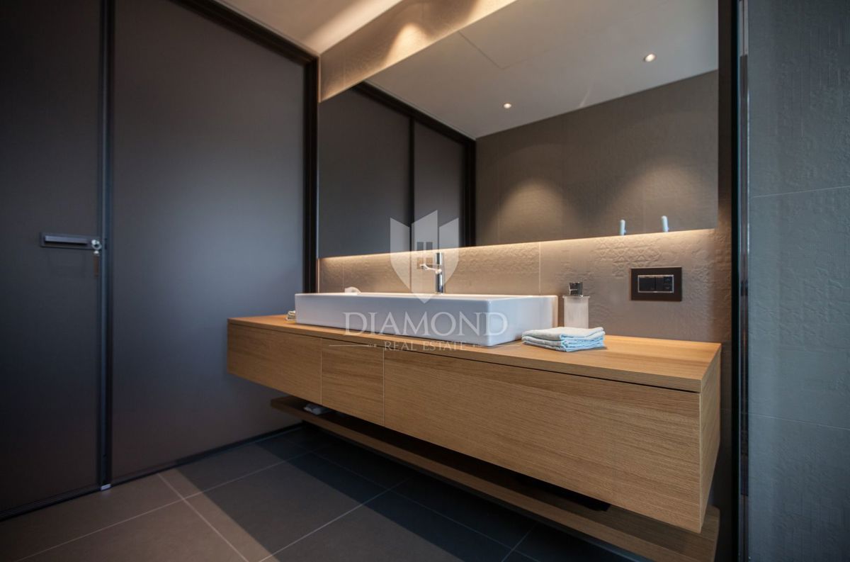 Novigrad, moderno stanovanje 100m2 s čudovitim pogledom na morje!