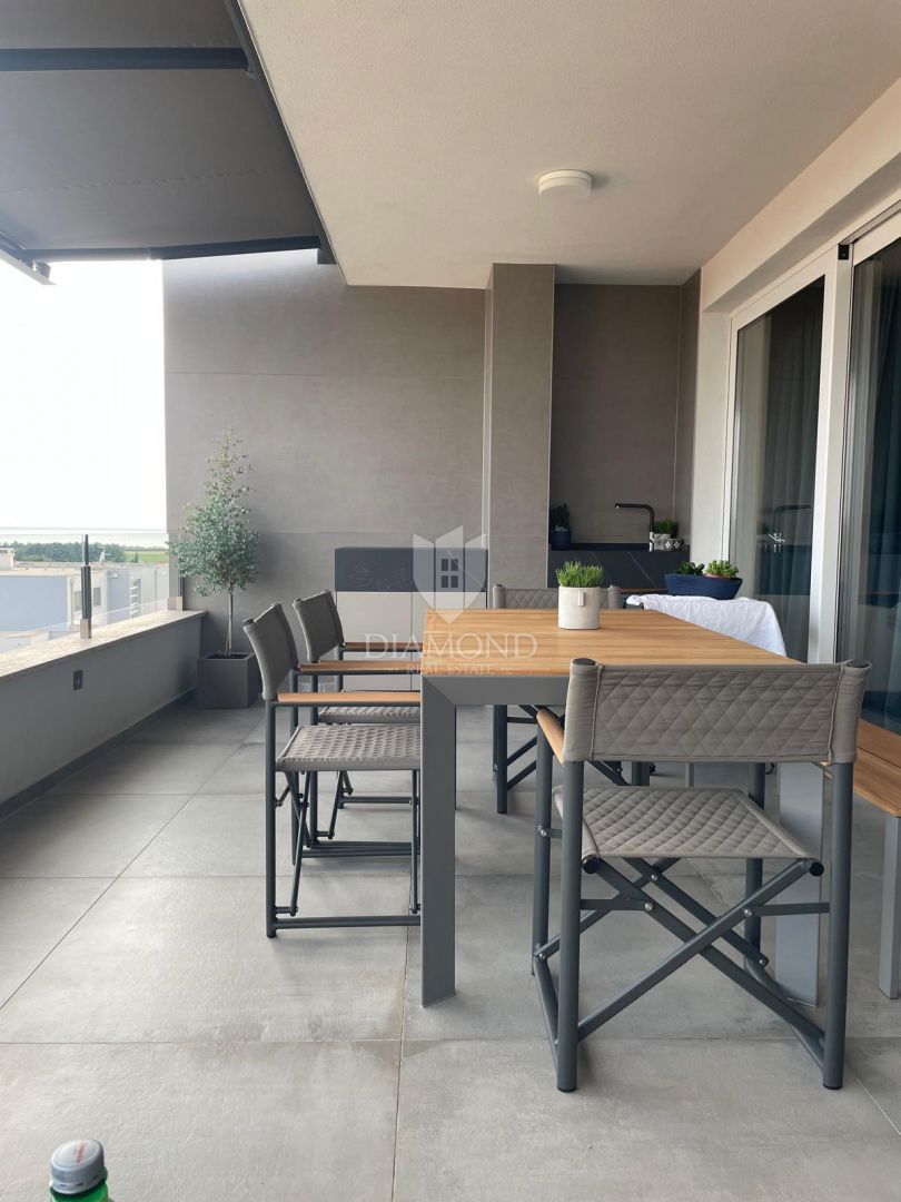 Novigrad, moderno stanovanje 100m2 s čudovitim pogledom na morje!