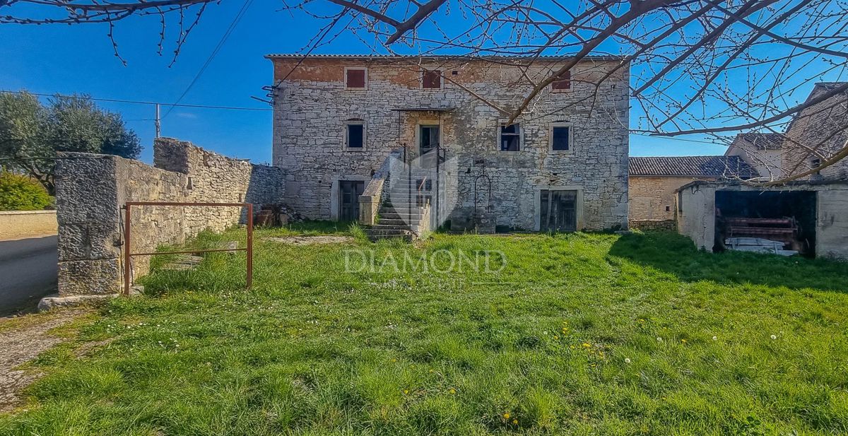 Svetvinčenat, prostorna kamnita hiša, pripravljena na nov sijaj