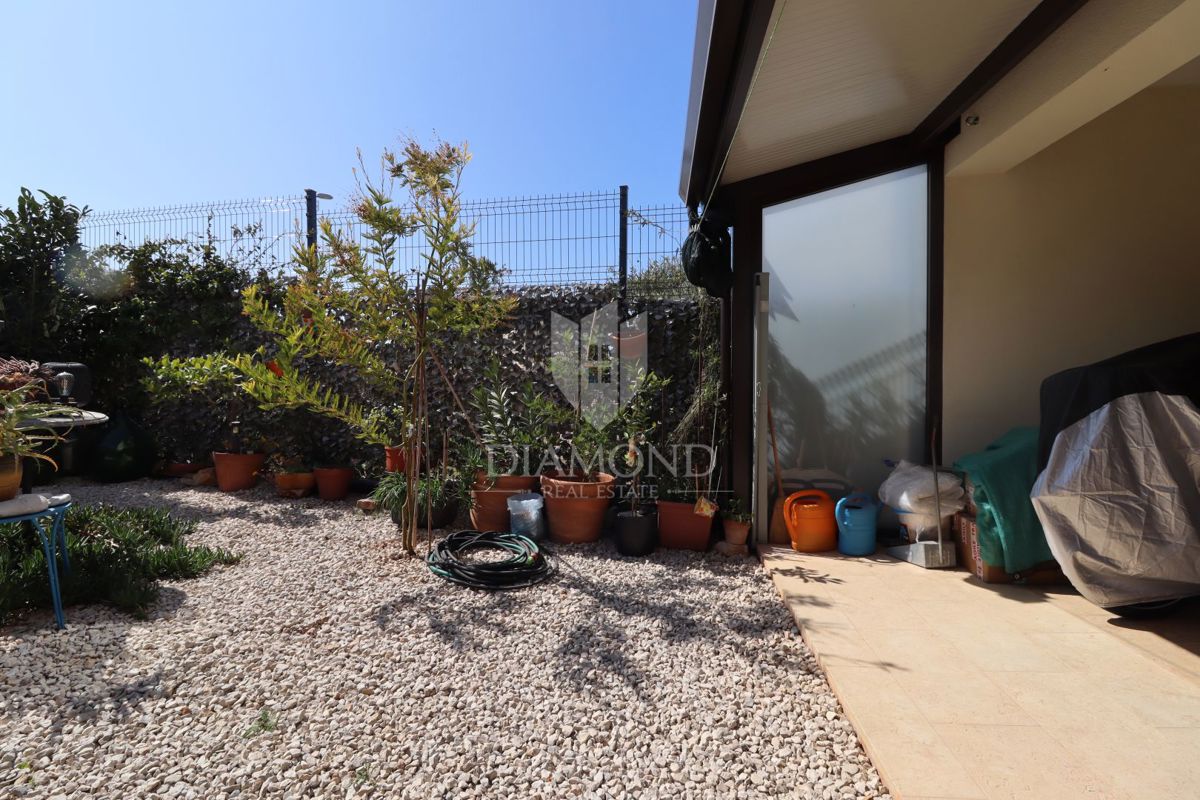 Stanovanje v pritličju s tremi sobami, zasebnim vrtom in parkirnim mestom, na odlični lokaciji v središču kraja, le nekaj minut od Poreča.