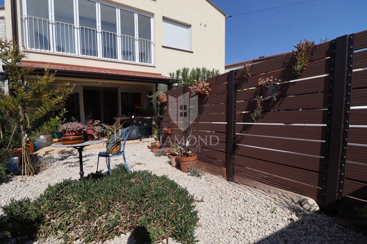 Stanovanje v pritličju s tremi sobami, zasebnim vrtom in parkirnim mestom, na odlični lokaciji v središču kraja, le nekaj minut od Poreča.