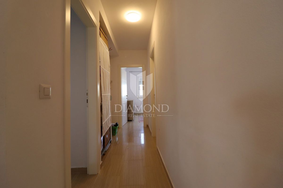 Stanovanje v pritličju s tremi sobami, zasebnim vrtom in parkirnim mestom, na odlični lokaciji v središču kraja, le nekaj minut od Poreča.