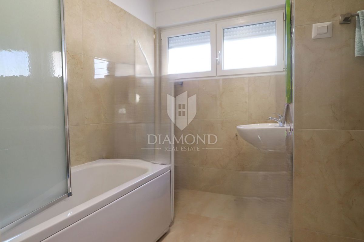 Stanovanje v pritličju s tremi sobami, zasebnim vrtom in parkirnim mestom, na odlični lokaciji v središču kraja, le nekaj minut od Poreča.